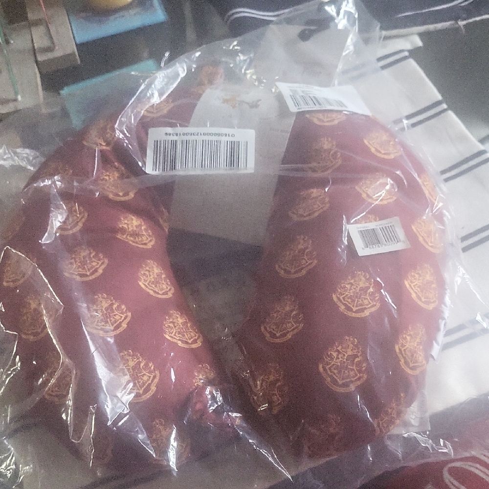 Harry Potter Sealed Not Opening Travel Pillow Adorable Comfy Love Hp - Picture 1 of 7